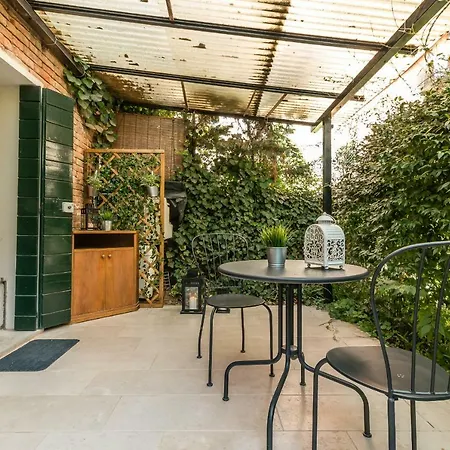 Central Studio W Private Garden Apartment *