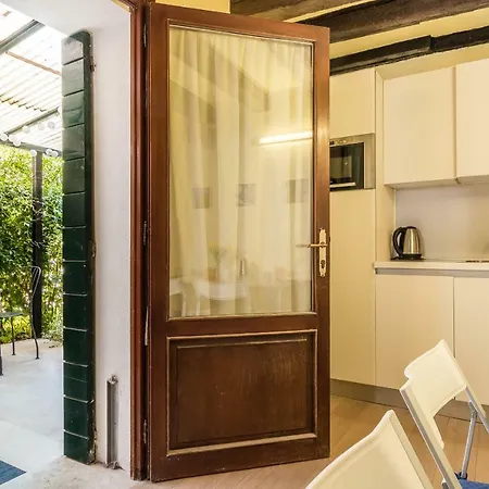 Apartment Central Studio W Private Garden Venice